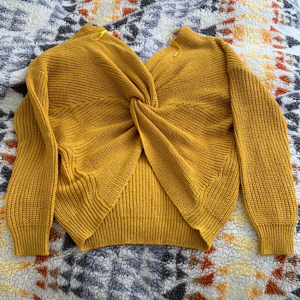 Super cute and comfortable mustard sweater size S/M